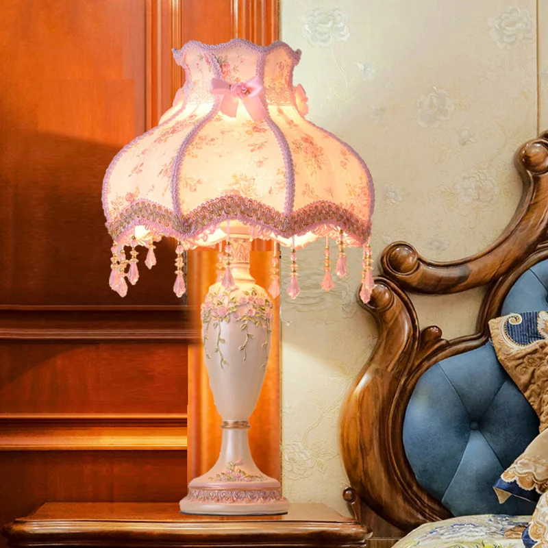 Lampe de table de nuit en résine vase pastorale à 1 tête rose avec garniture tressée et drapé Clearhalo