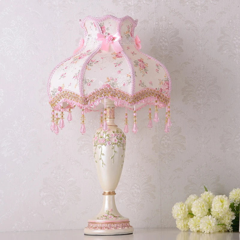 Lampe de table de nuit en résine vase pastorale à 1 tête rose avec garniture tressée et drapé Clearhalo