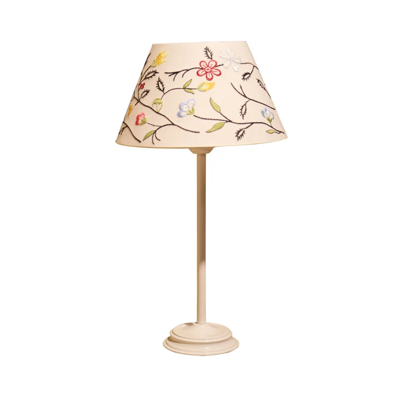 Lampe de Table de nuit en tissu à lumière unique, Style campagnard coréen, baril blanc, lampe de chevet brodée Clearhalo