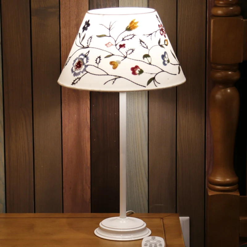 Lampe de Table de nuit en tissu à lumière unique, Style campagnard coréen, baril blanc, lampe de chevet brodée Clearhalo