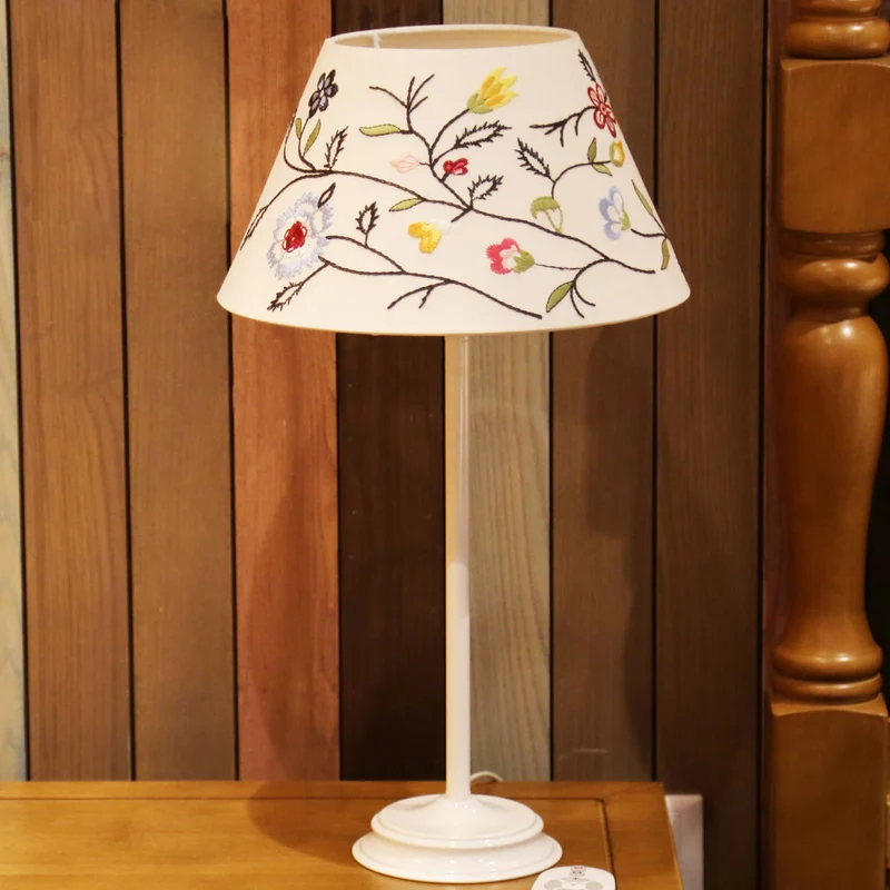 Lampe de Table de nuit en tissu à lumière unique, Style campagnard coréen, baril blanc, lampe de chevet brodée Clearhalo