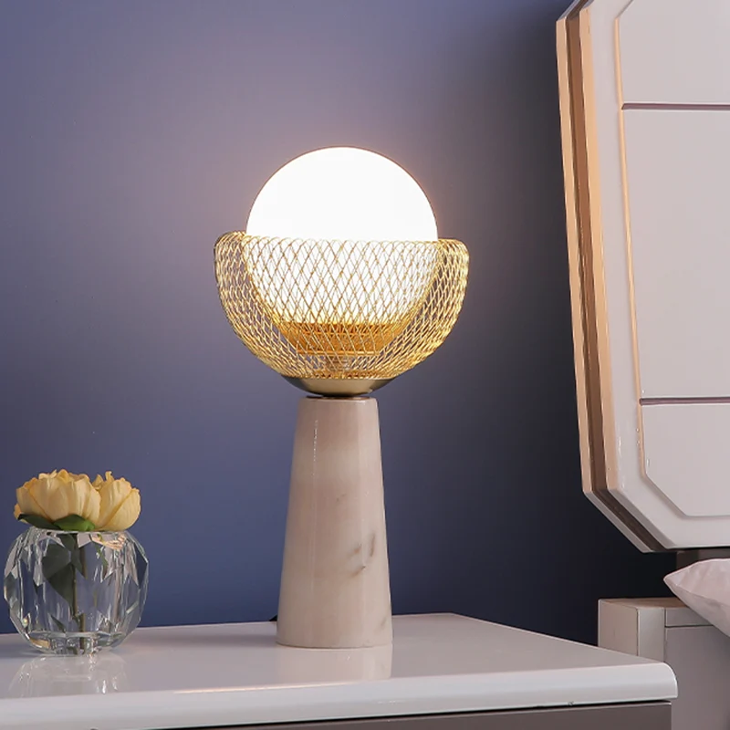 Lampe de table sphérique en verre blanc, lampe de nuit minimaliste à 1 tête dorée avec design en maille Clearhalo