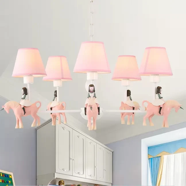Lustre carrousel pour chambre de fille en métal et résine, suspension rose pour enfants avec abat-jour en tissu Clearhalo