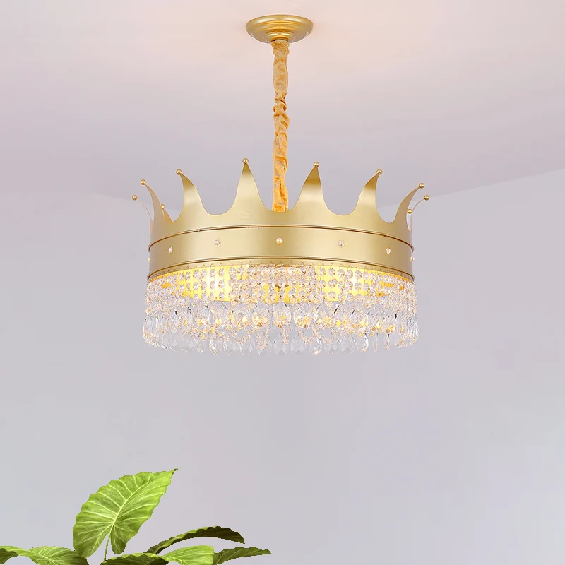 Lustre en métal en forme de couronne, lampe suspendue moderniste à 4 ampoules pour salon, doré avec gouttelette de cristal...