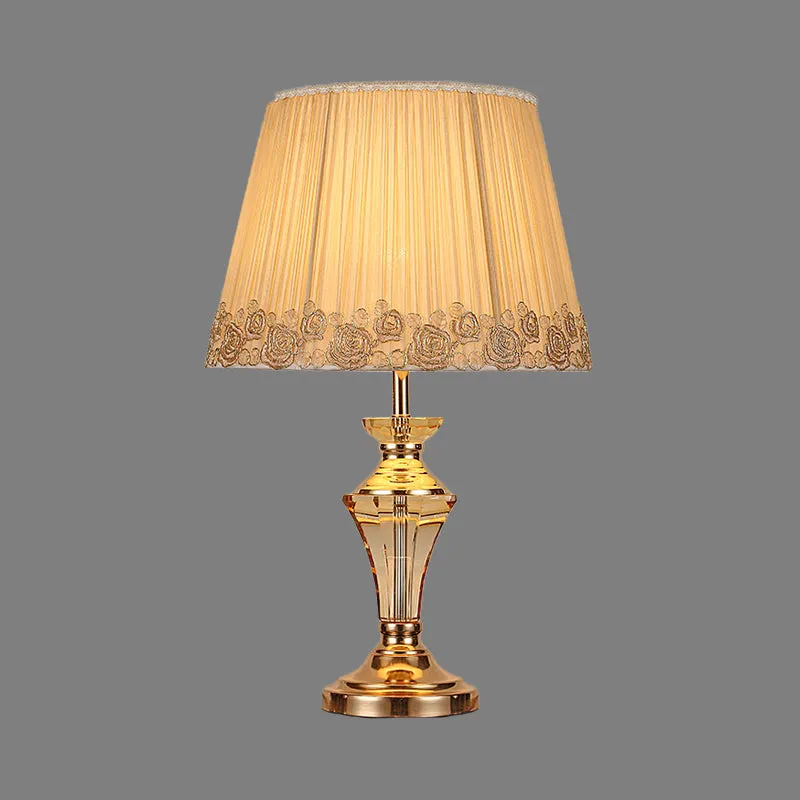 Petite lampe de bureau contemporaine à 1 tête de table à tambour conique beige clair avec abat-jour en tissu Clearhalo