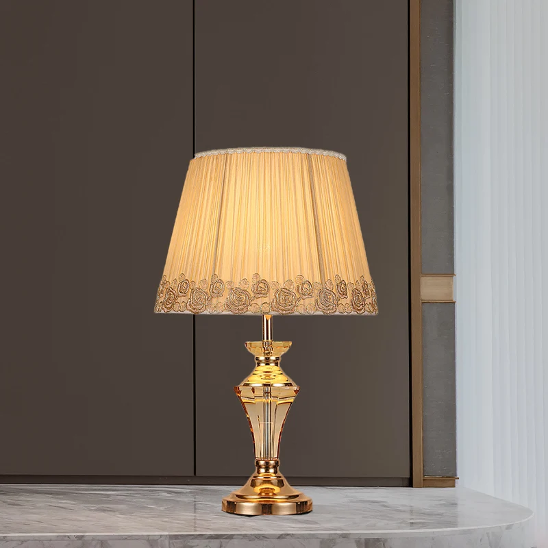 Petite lampe de bureau contemporaine à 1 tête de table à tambour conique beige clair avec abat-jour en tissu Clearhalo