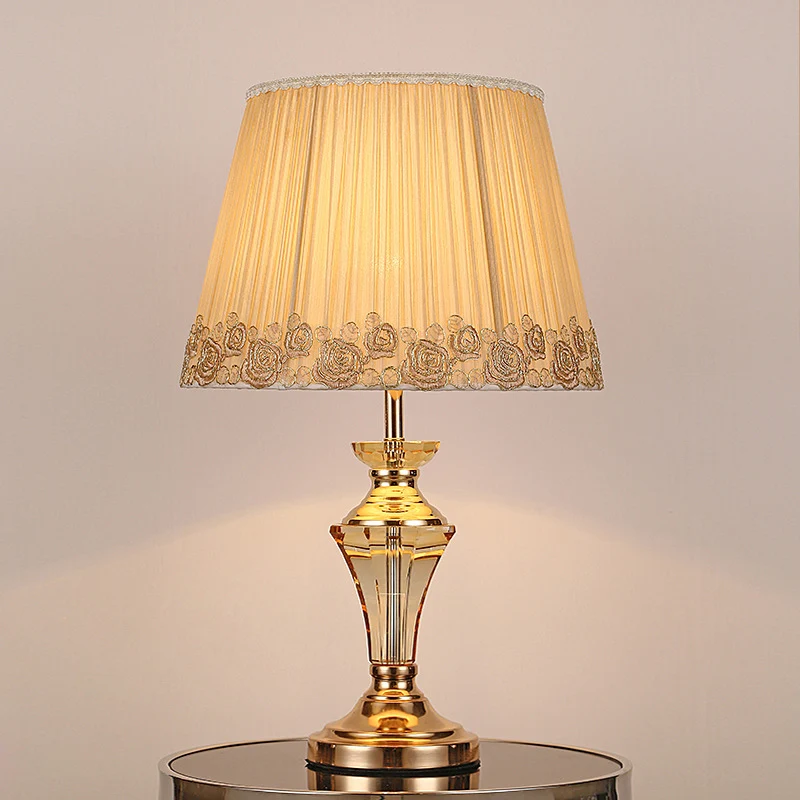 Petite lampe de bureau contemporaine à 1 tête de table à tambour conique beige clair avec abat-jour en tissu Clearhalo