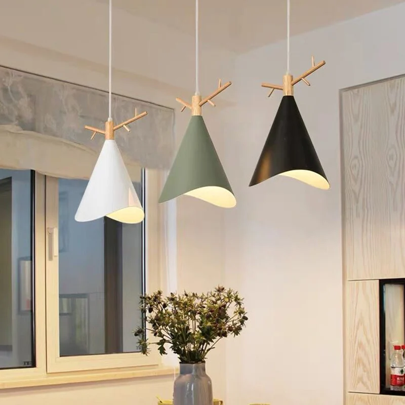 Plafonnier Multi Conique Métal Nordique 3 Ampoules Suspension Goutte Bois Blanc Bord Ondulé et Déco Bois de Cerf Clearhalo