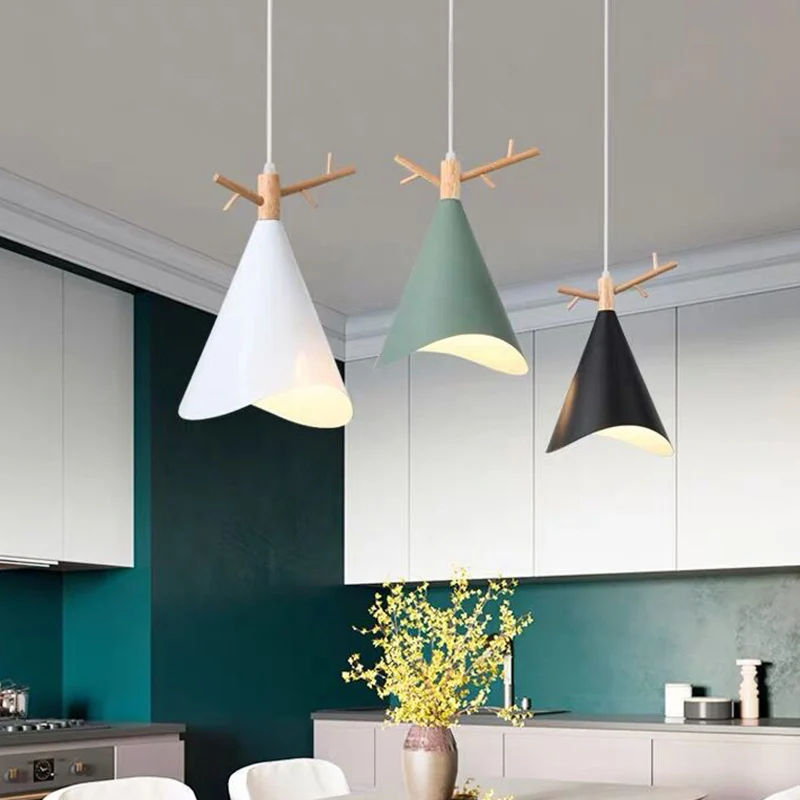 Plafonnier Multi Conique Métal Nordique 3 Ampoules Suspension Goutte Bois Blanc Bord Ondulé et Déco Bois de Cerf Clearhalo