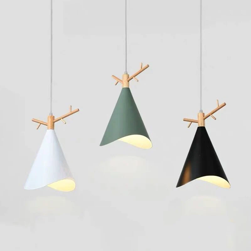 Plafonnier Multi Conique Métal Nordique 3 Ampoules Suspension Goutte Bois Blanc Bord Ondulé et Déco Bois de Cerf Clearhalo