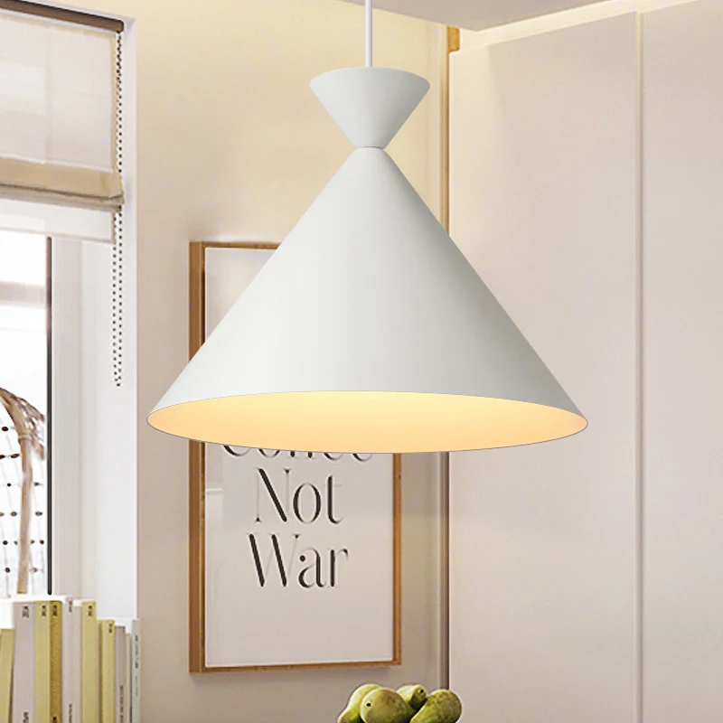Plafonnier suspendu conique en métal modernisme 1 lampe à suspension pour table à manger en blanc Clearhalo
