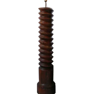 Lampe faite d’un vis de pressoir en bois avec base ronde Consuralia SL