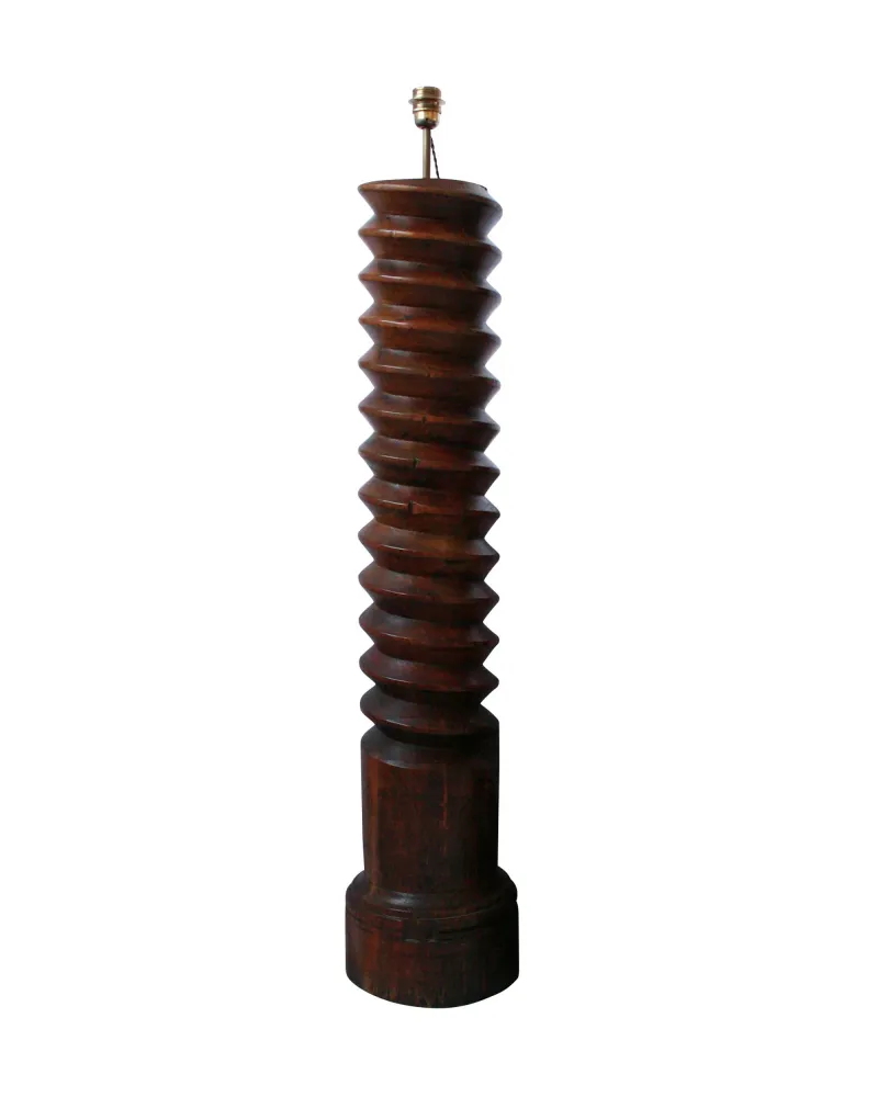 Lampe faite d’un vis de pressoir en bois avec base ronde Consuralia SL