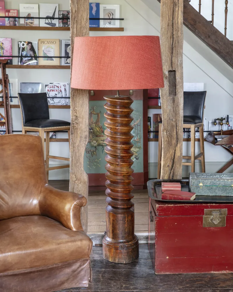Lampe faite d’un vis de pressoir en bois avec base ronde Consuralia SL