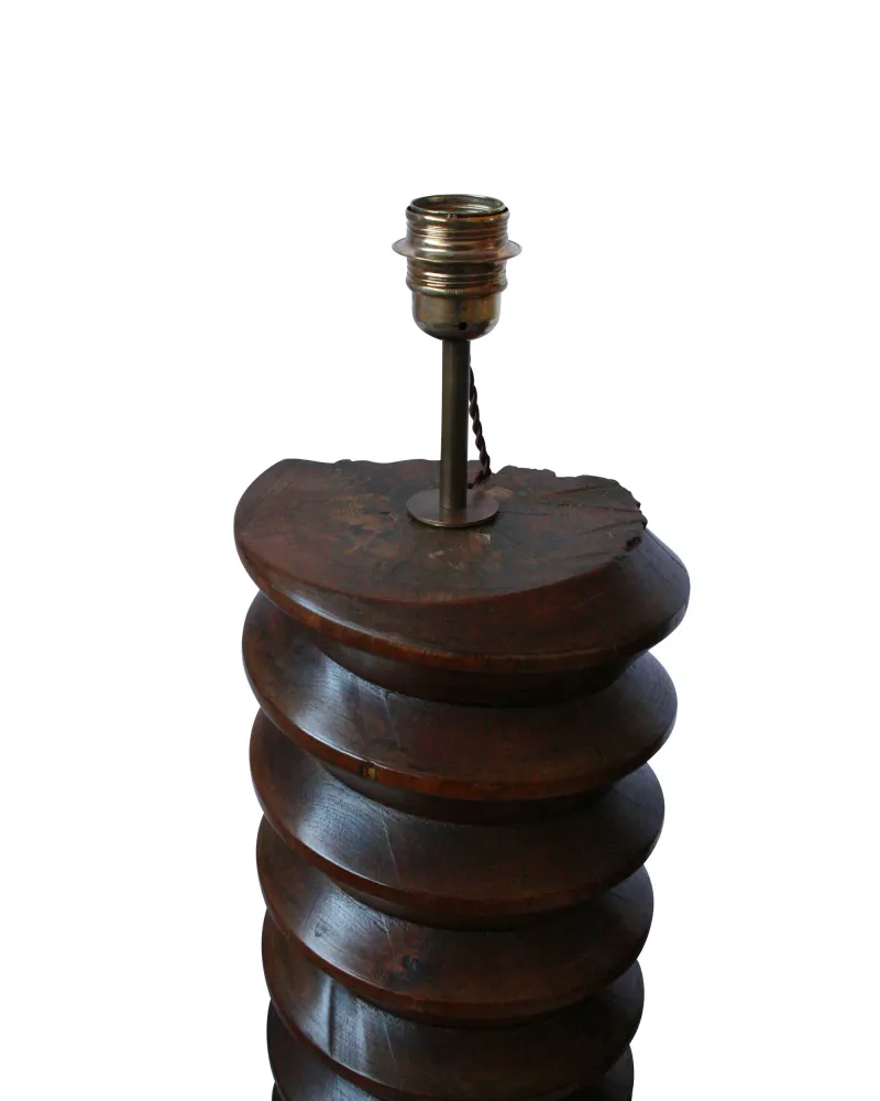 Lampe faite d’un vis de pressoir en bois avec base ronde Consuralia SL