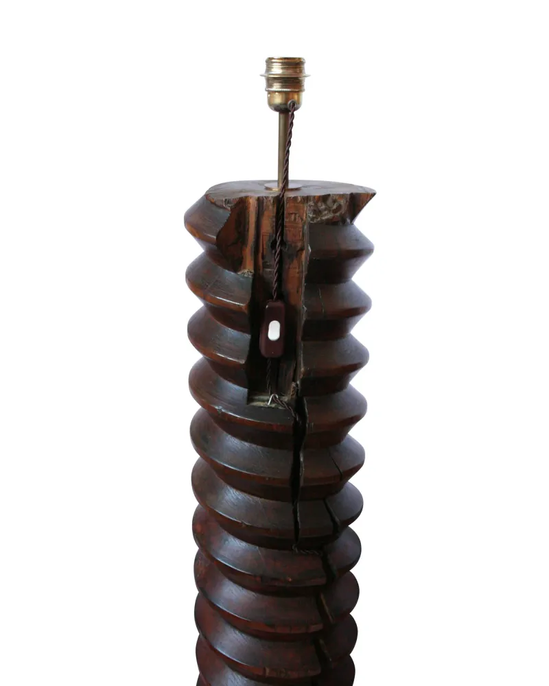 Lampe faite d’un vis de pressoir en bois avec base ronde Consuralia SL