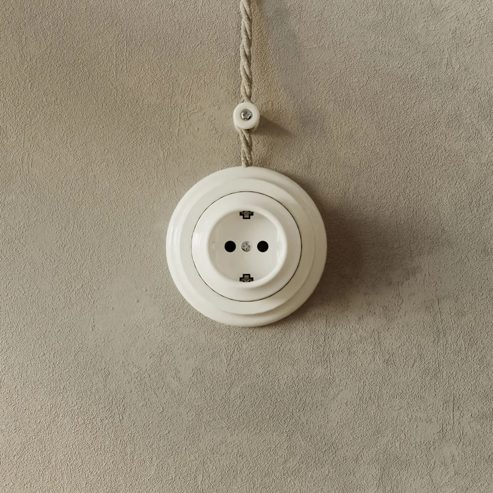 Kit prise Schuko murale et base en porcelaine - Blanc