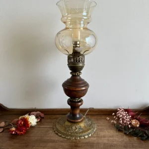 Lampe en bois pied en cuivre globe en verre jaune ambré