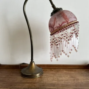 Lampe col de cygne globe opaline rose rideau de perles