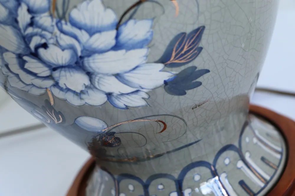 Lampe en céramique, signée Drimmer, avec un abat-jour en soie, couleur gris-taupe-bleu