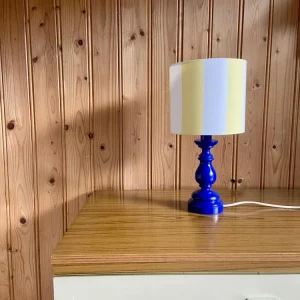 Lampe Création CHACH pied bleu électrique abat-jour rayures jaune pâle