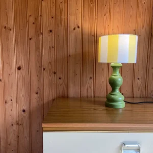Lampe Création CHACH pied vert olive abat-jour rayures jaune pâle