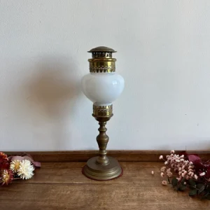 Lampe fine socle en laiton globe en opaline blanche