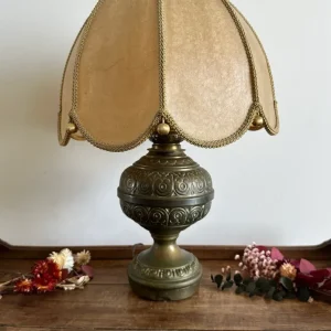 Lampe en laiton abat-jour en parchemin galon de soie