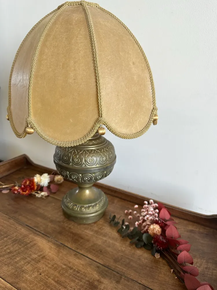 Lampe en laiton abat-jour en parchemin galon de soie