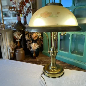 Lampe en laiton globe coupelle gravée de fleurs roses