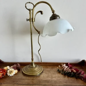 Lampe en laiton et opaline blanche
