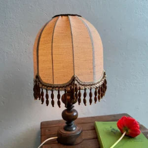 Lampe à poser avec about-jour en tissu et perles