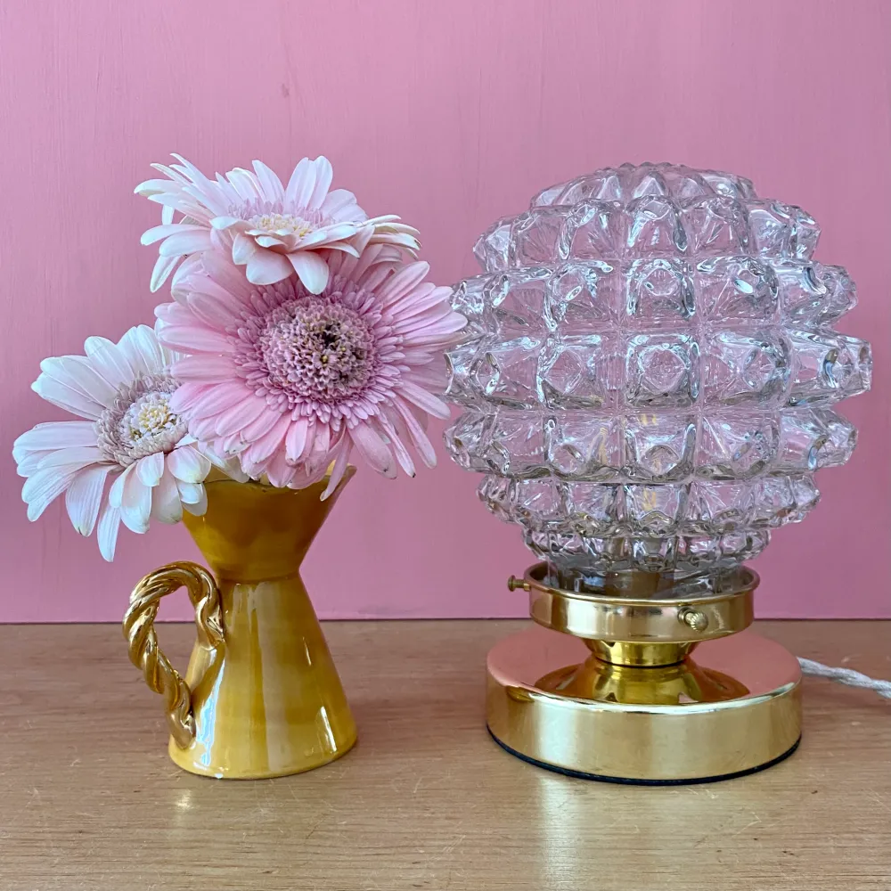 Lampe à poser globe vintage en verre moulé