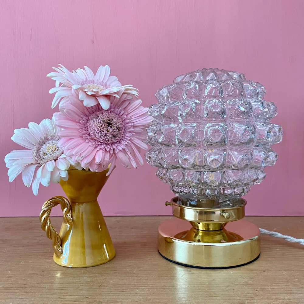 Lampe à poser globe vintage en verre moulé