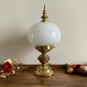 Lampe à poser en en laiton globe en opaline