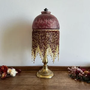 Lampe style Charleston globe mauve socle en laiton