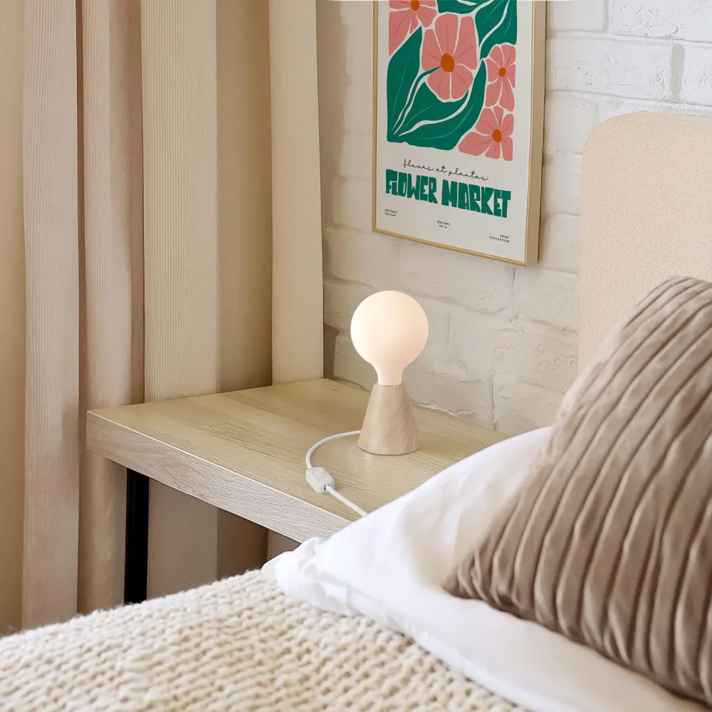 Lampe de table avec base en aulne, ampoule à effet porcelaine, câble RM01 et fiche UK