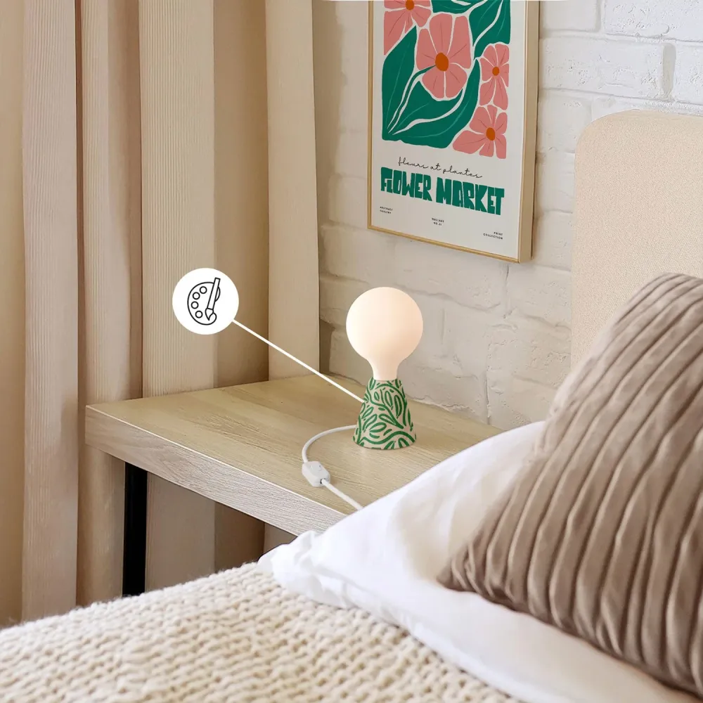 Lampe de table avec base en aulne, ampoule à effet porcelaine, câble RM01 et fiche UK