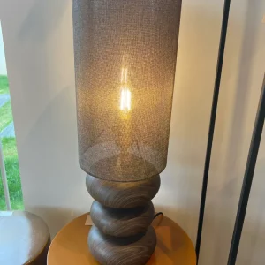 Lampe de table brune pied en bois