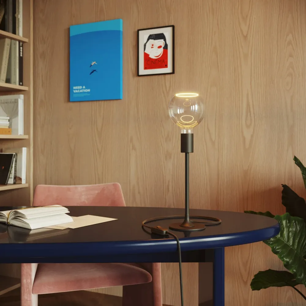 Lampe de table MAG-Y avec base ronde en métal et ampoule Ghost G05 transparente - Noir