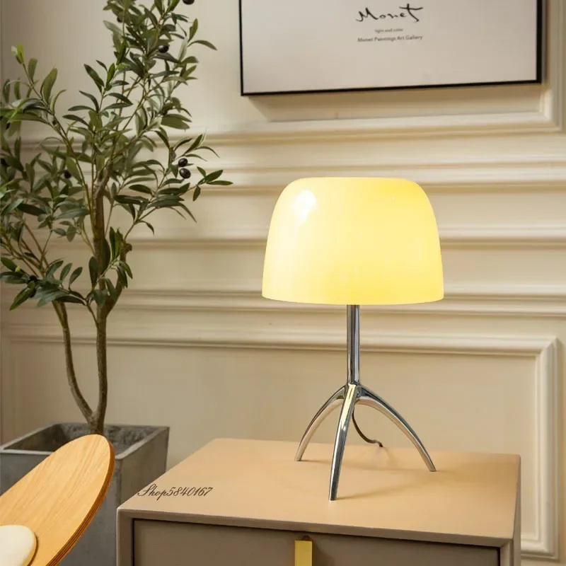 Lampe de bureau trépied postmoderne de styliste italien Petit Lumeers_marketplace