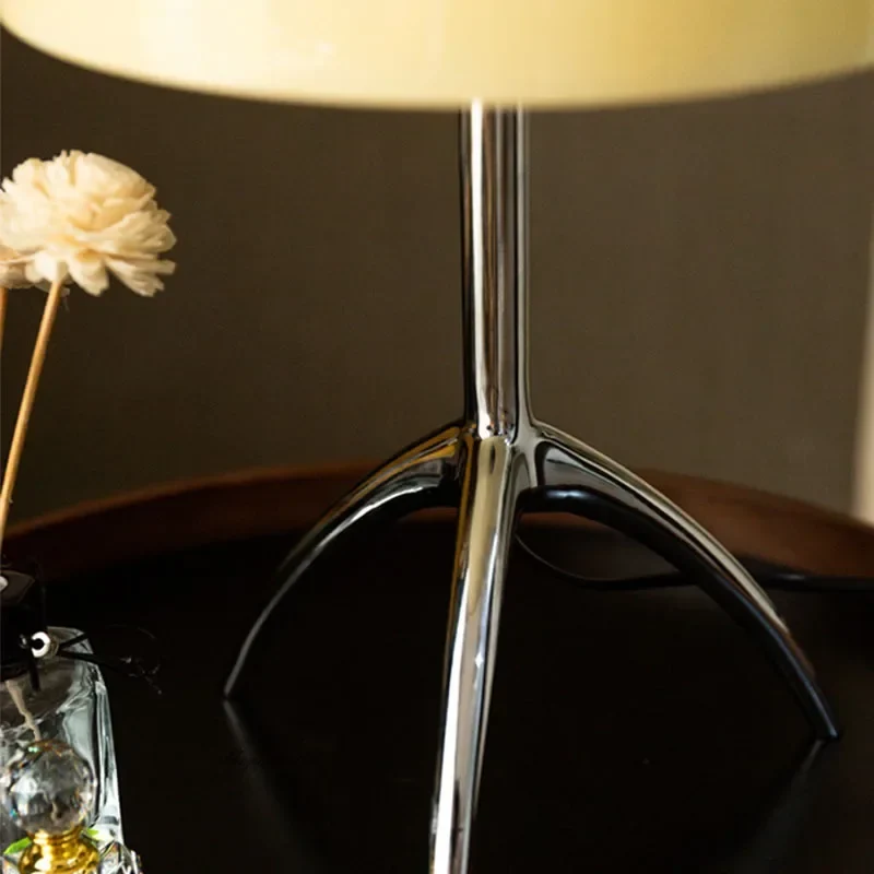 Lampe de bureau trépied postmoderne de styliste italien Petit Lumeers_marketplace