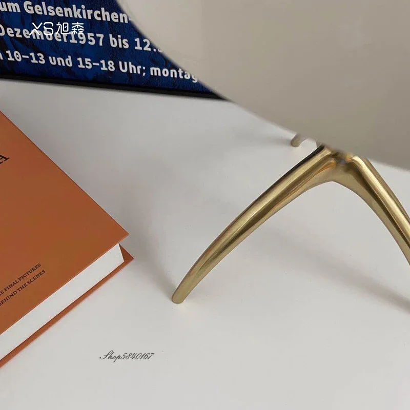 Lampe de bureau trépied postmoderne de styliste italien Petit Lumeers_marketplace