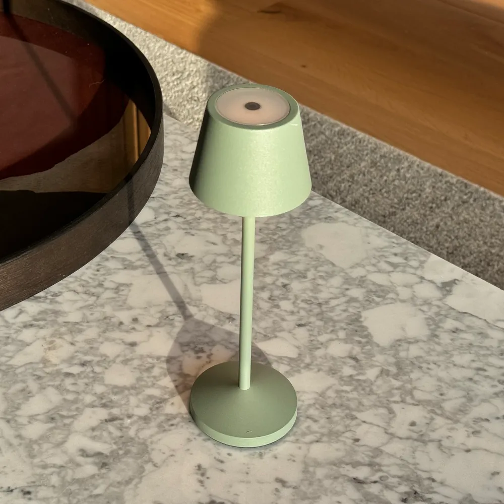 Lampe de table sans fil LED blanc chaud dimmable EMILY H25cm, Vert olive Lumisky