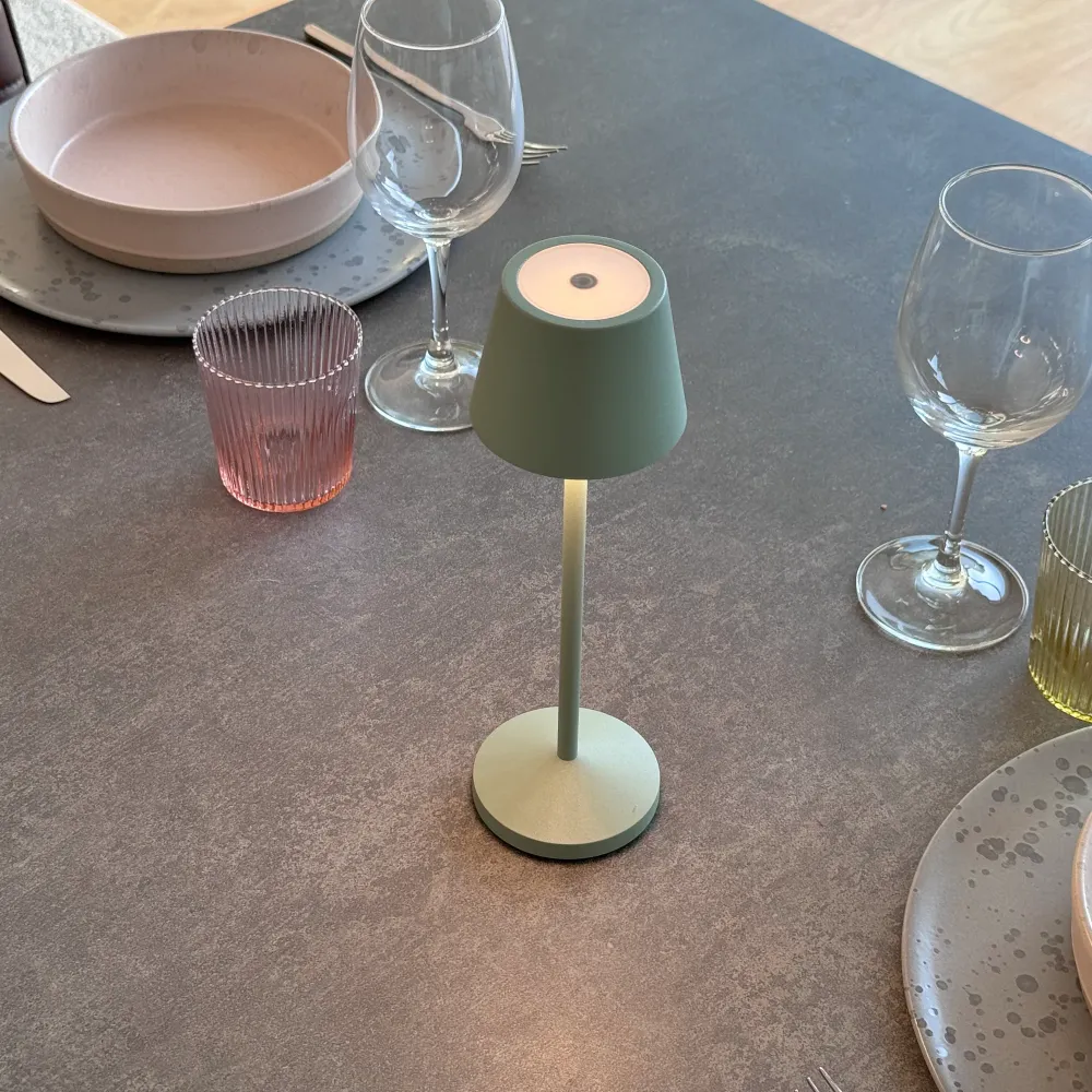 Lampe de table sans fil LED blanc chaud dimmable EMILY H25cm, Vert olive Lumisky