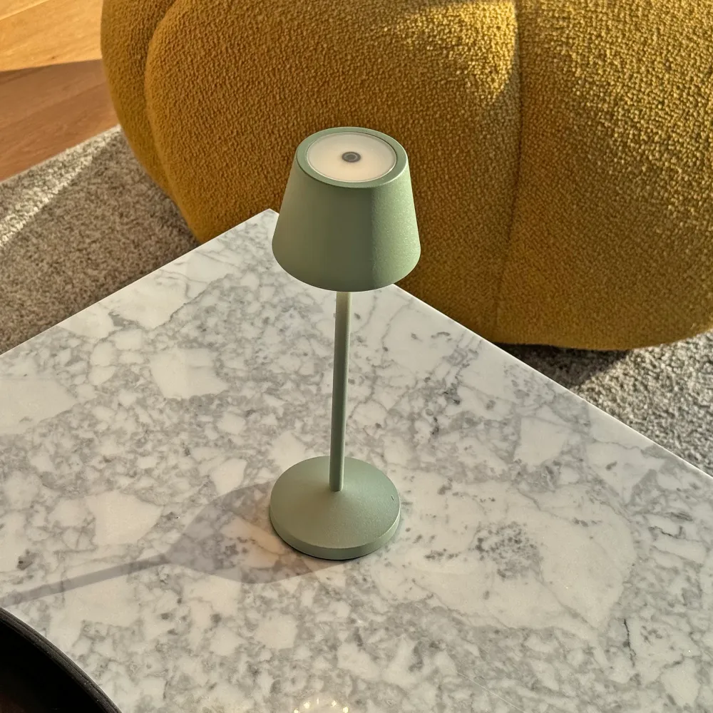 Lampe de table sans fil LED blanc chaud dimmable EMILY H25cm, Vert olive Lumisky