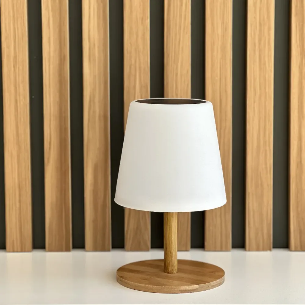 Lampe de table solaire et rechargeable LED blanc chaud/blanc dimmable pied en bambou STANDY MINI WOOD SOLAR H25cm Lumisky