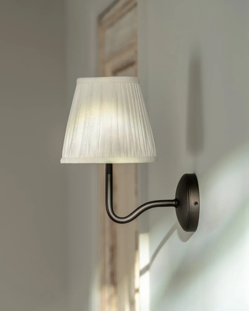 Malvern Applique Murale Moyenne Plissée Blanc Albâtre - Bronze