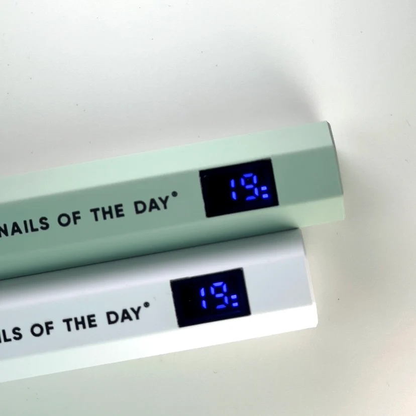 NAILSOFTHEDAY Lampe à ongles — Verte, lampe de poche pour formes supérieures et inférieures
