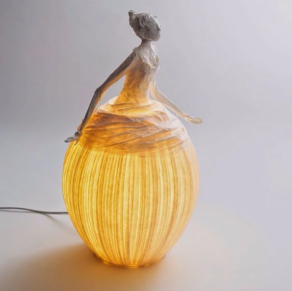 "Mademoiselle" Sculpture lumineuse papier a etre